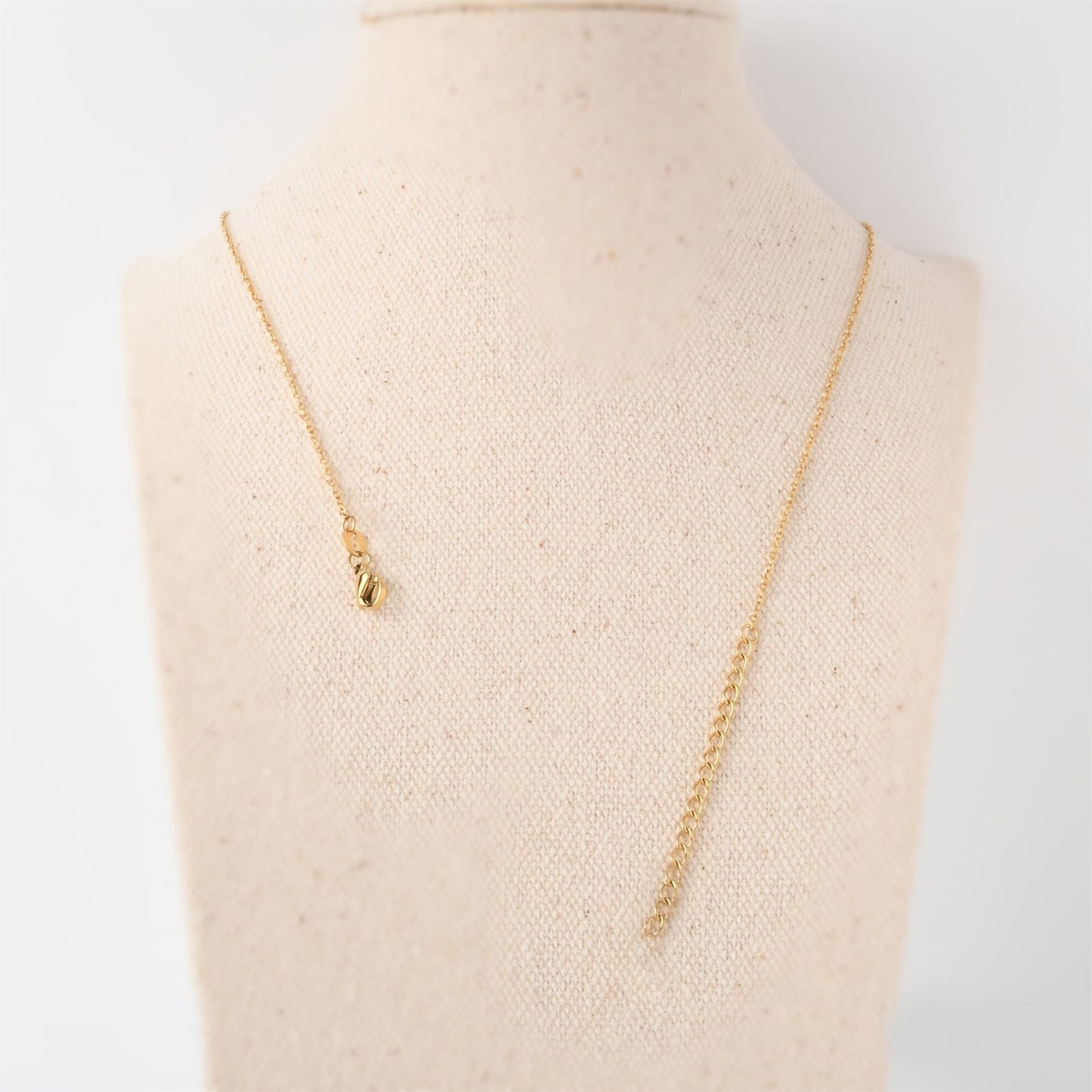 View details for Simple Flower Shape Pendant Necklace Inlaid Shiny Zircon 18K Gold