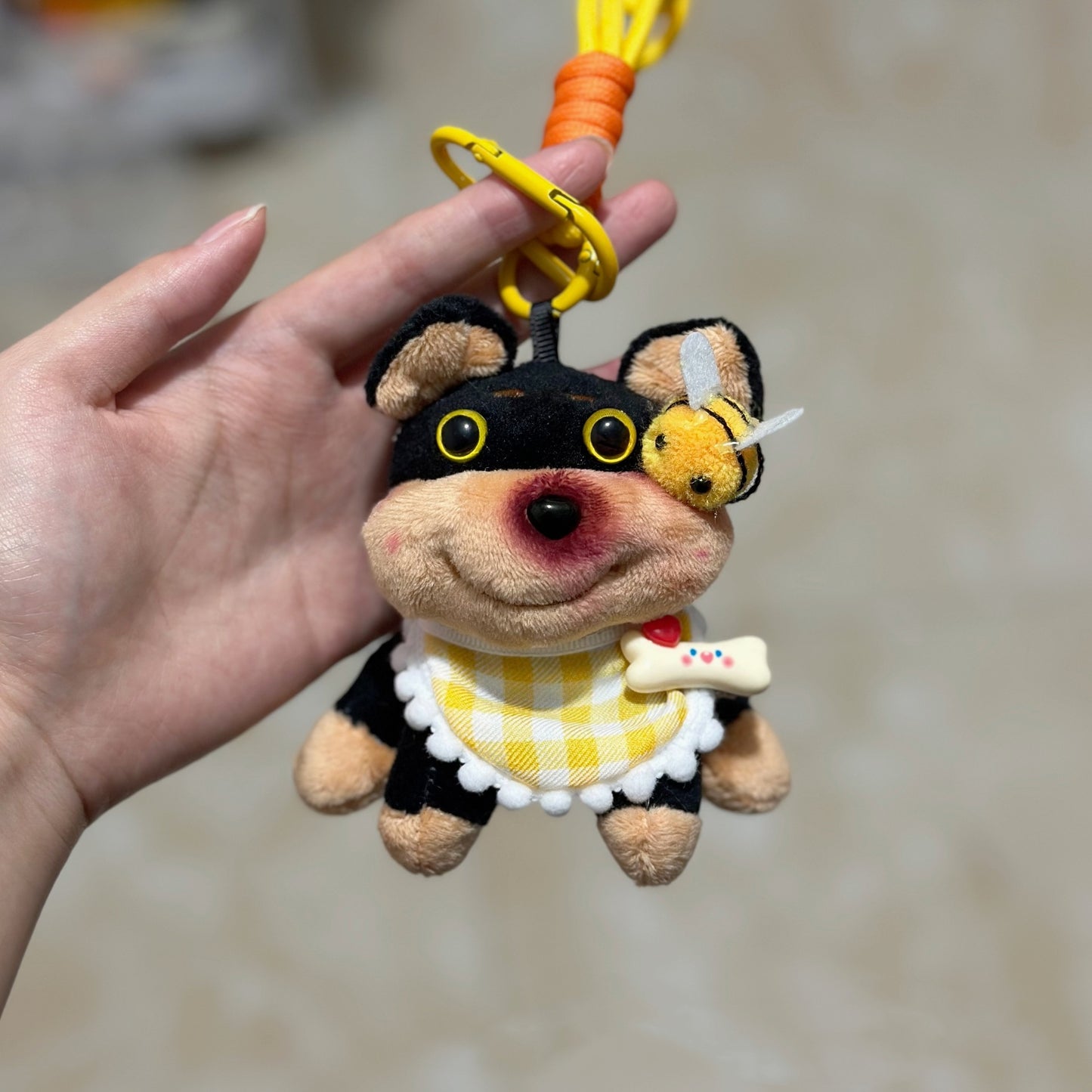 Llavero de muñeca con colgante de abeja y cachorro con sombrero