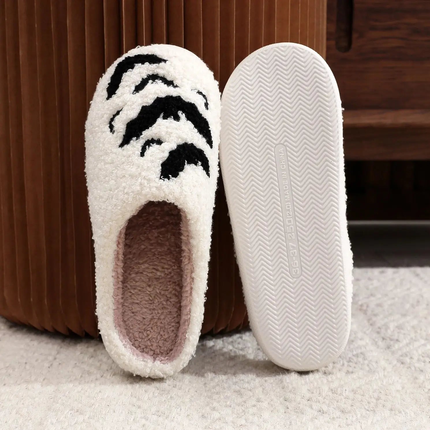 Halloween Bat Pattern Embroidered Plush Home Thick-Soled Comfortable Woolen Cotton Slippers Personalized Warm Non-Slip Indoor Slippers for Men and Women Can Wear Holiday Gifts