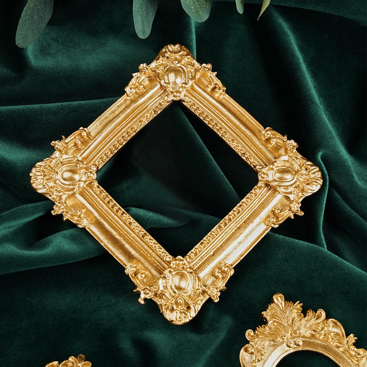 RoyalGlow™ Vintage Frame ✨ — Timeless Golden Elegance