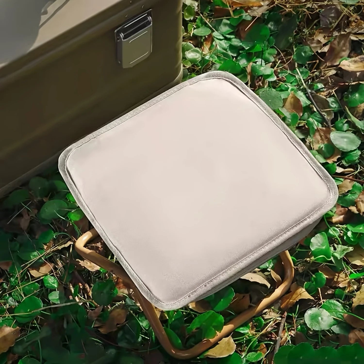GlamGo Stool – Fold. Carry. Sit Pretty.
