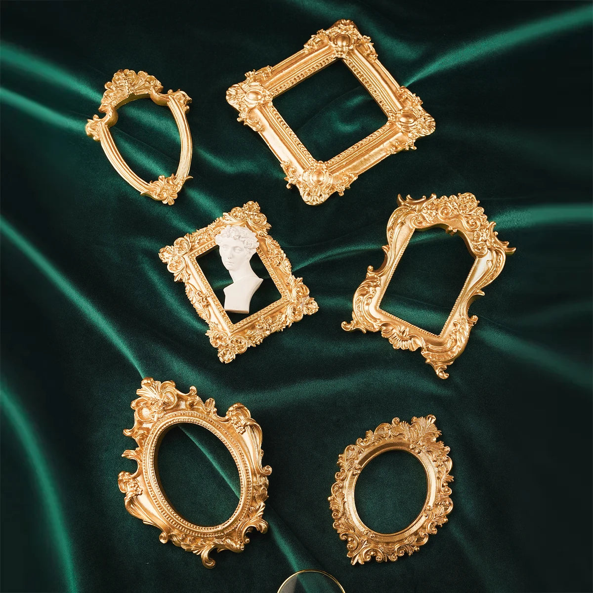 RoyalGlow™ Vintage Frame ✨ — Timeless Golden Elegance
