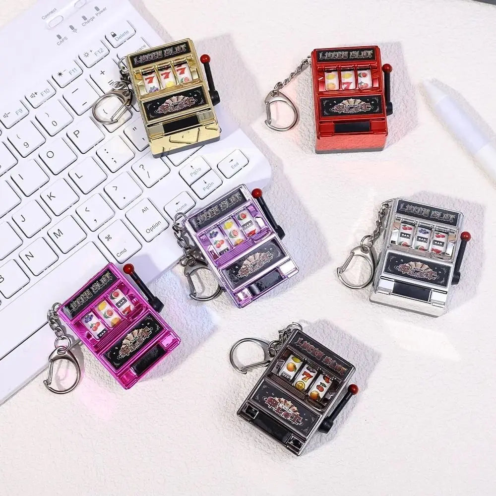 Llaveros de máquina tragamonedas de mini juegos de azar Máquina recreativa creativa de bolsillo con frutas Lucky Jackpot Gadget Juguete antiestrés Divertidos juegos Llavero