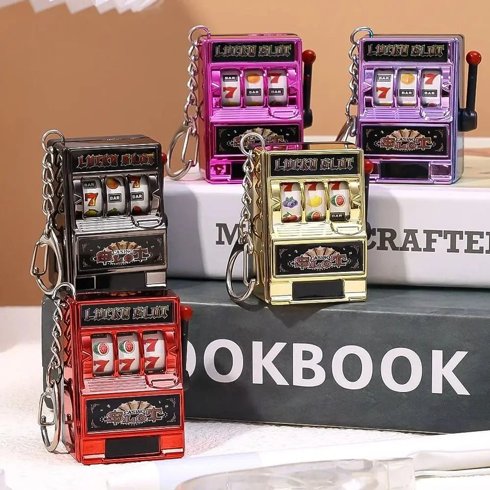 Llaveros de máquina tragamonedas de mini juegos de azar Máquina recreativa creativa de bolsillo con frutas Lucky Jackpot Gadget Juguete antiestrés Divertidos juegos Llavero