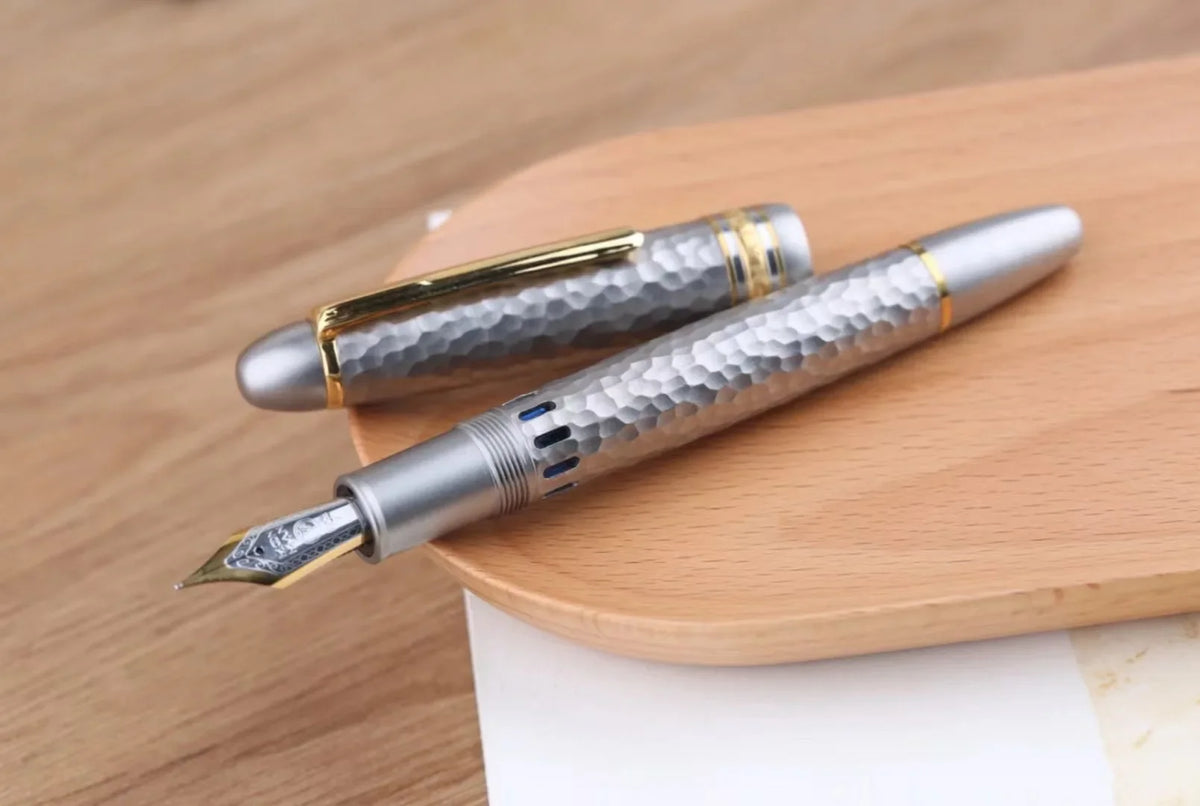 Pluma estilográfica MAJOHN Titanium Alloy Ti-136 Piston Pen Metal Brushed Antideslizante Patrón de Martillo Versión EF/F Pluma de regalo para escritura