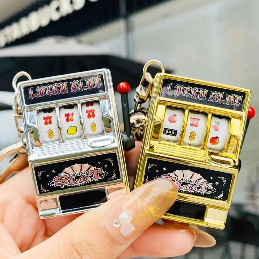 Llaveros de máquina tragamonedas de mini juegos de azar Máquina recreativa creativa de bolsillo con frutas Lucky Jackpot Gadget Juguete antiestrés Divertidos juegos Llavero