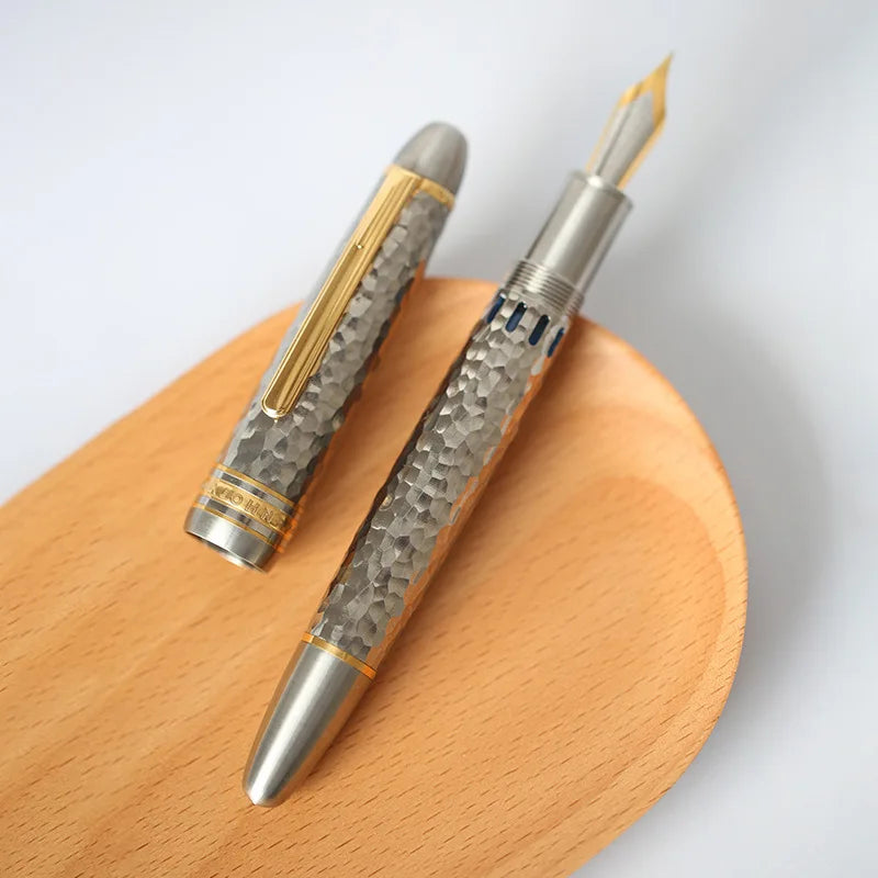 Pluma estilográfica MAJOHN Titanium Alloy Ti-136 Piston Pen Metal Brushed Antideslizante Patrón de Martillo Versión EF/F Pluma de regalo para escritura