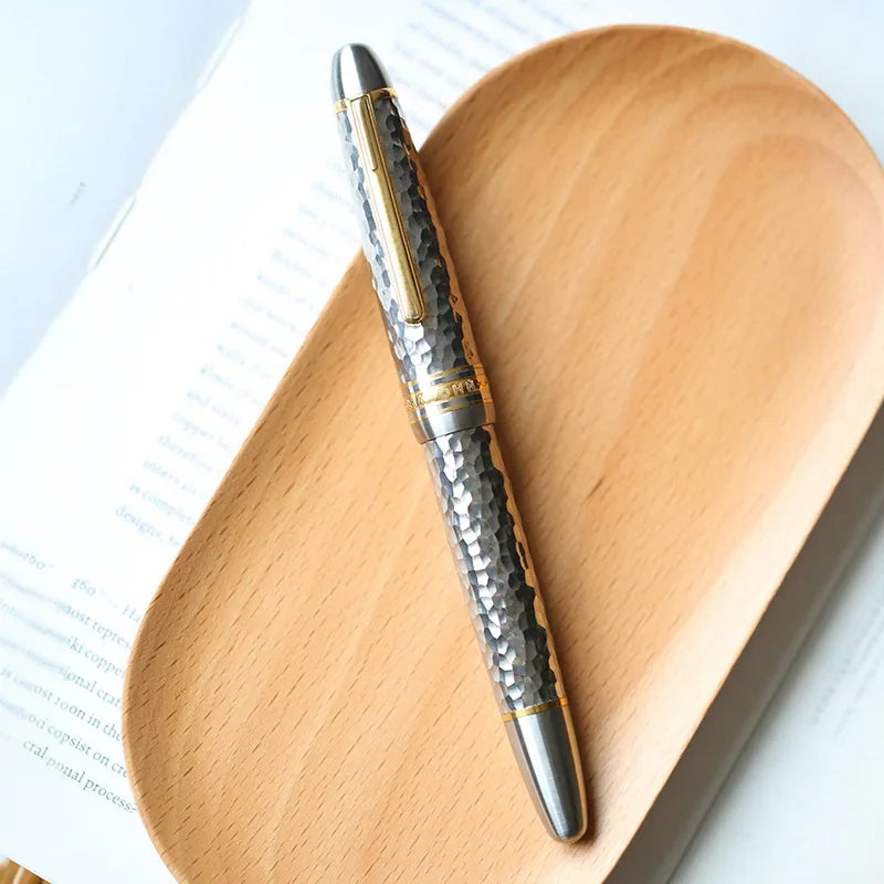 Pluma estilográfica MAJOHN Titanium Alloy Ti-136 Piston Pen Metal Brushed Antideslizante Patrón de Martillo Versión EF/F Pluma de regalo para escritura