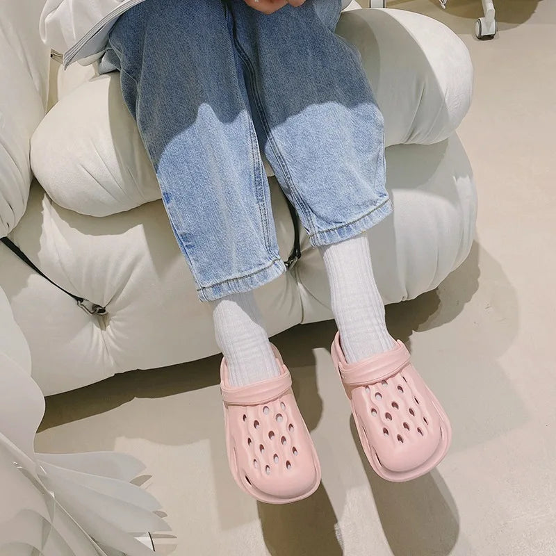 Fashion Women Slippers New Summer Slippers Outdoor Beach Slippers Classic Soft Men Garden Slippers Home Men Clogs Slippers