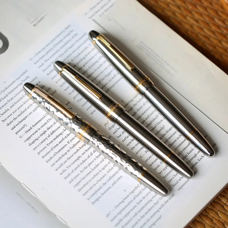 Pluma estilográfica MAJOHN Titanium Alloy Ti-136 Piston Pen Metal Brushed Antideslizante Patrón de Martillo Versión EF/F Pluma de regalo para escritura