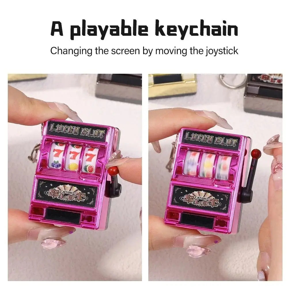 Llaveros de máquina tragamonedas de mini juegos de azar Máquina recreativa creativa de bolsillo con frutas Lucky Jackpot Gadget Juguete antiestrés Divertidos juegos Llavero