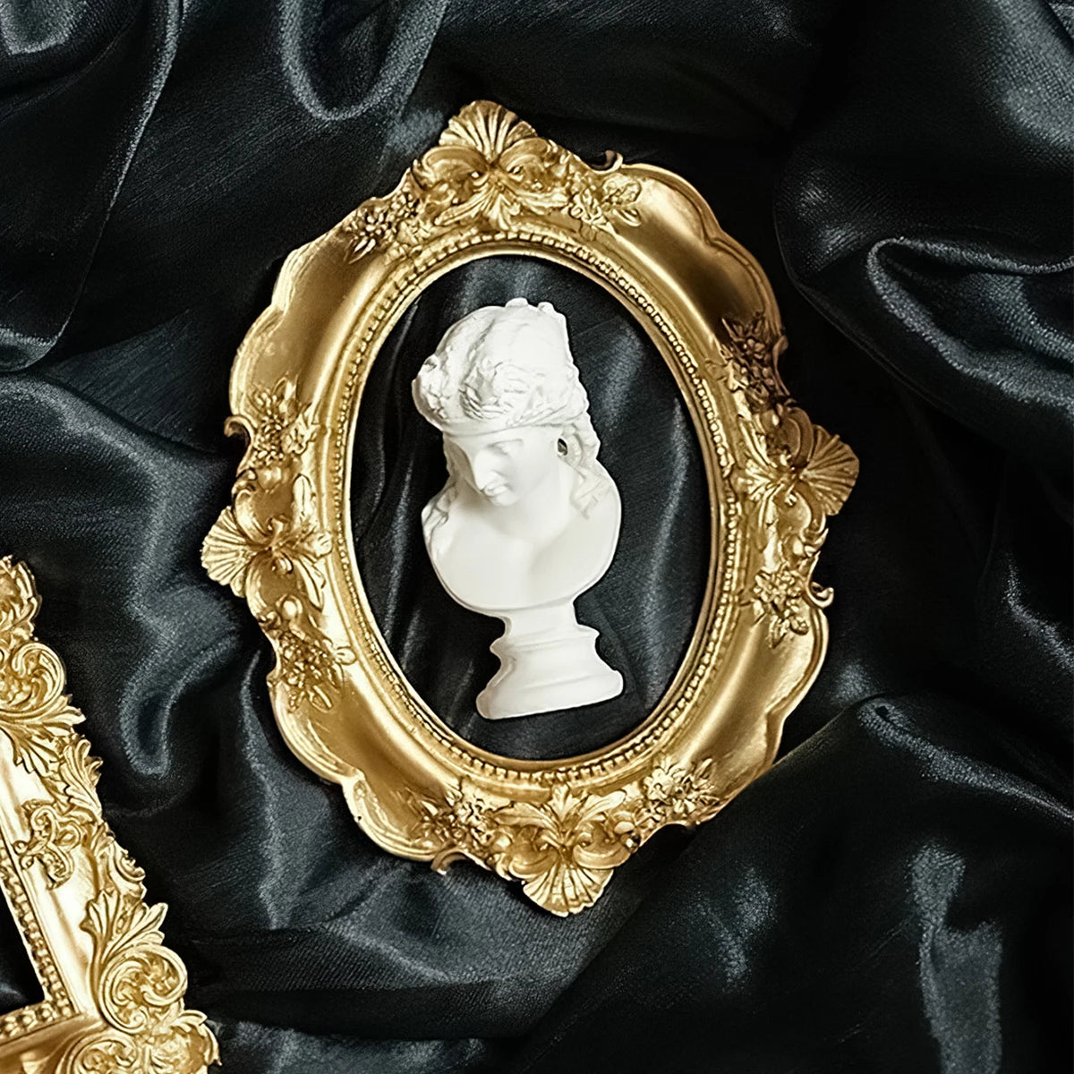 RoyalGlow™ Vintage Frame ✨ — Timeless Golden Elegance